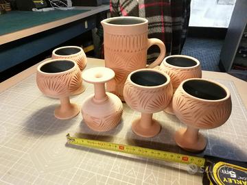 6 Calici e brocca in terracotta (o argilla) 