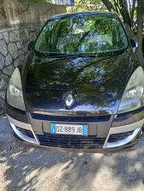 Renault Scenic auto da battaglia
