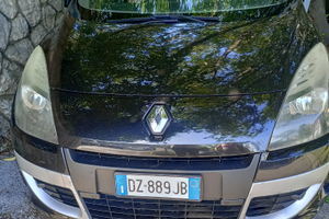 Renault Scenic auto da battaglia