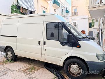 Ford Transit anno 2000, con soli 130.000 km