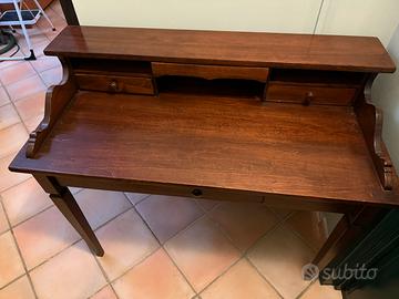 Scrittoio e mobiletto stile arte povera
