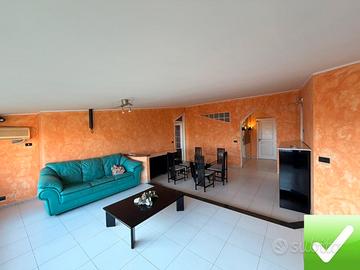 Appartamento Mansardato + P. Auto Via Petrillina