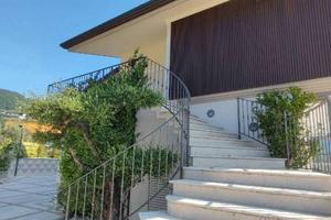 Villa di 245 m² con 5 locali e box auto doppio a R