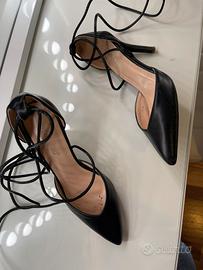 Sandalo a punta nero con lacci lungo la caviglia