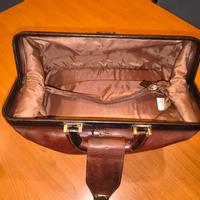 Borsa medico vintage in  pelle marrone.