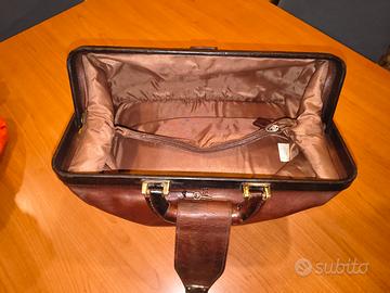 Borsa medico vintage in  pelle marrone.
