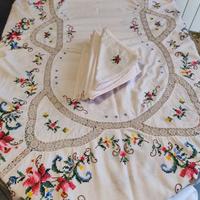 Tovaglia ricamata a mano con 12 tovaglioli
