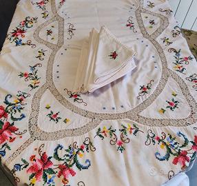 Tovaglia ricamata a mano con 12 tovaglioli