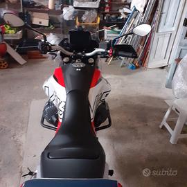 Moto Guzzi V85 TT - 2024