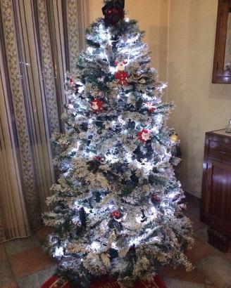 Albero di natale innevato