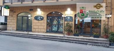Locale commerciale arredato fronte strada