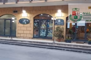 Locale commerciale arredato fronte strada