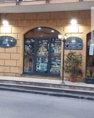 Locale commerciale arredato fronte strada