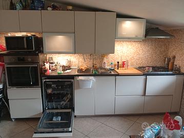 cucina Ikea con elettrodomestici 