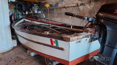 Lancia Barca in legno con remi