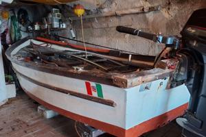 Lancia Barca in legno con remi