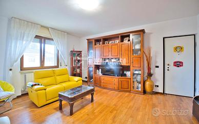 Elegante trilocale ristrutturato con balconi e box