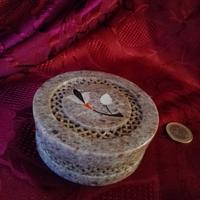 Prezioso cofanetto in pietra naturale traforata