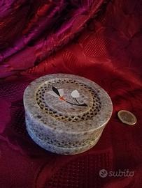 Prezioso cofanetto in pietra naturale traforata