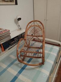 sedia a dondolo in vimini