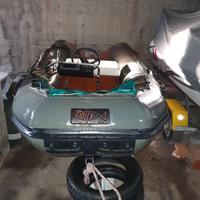 Gommone con motore e carrello