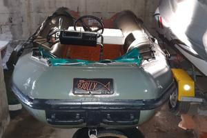 Gommone con motore e carrello