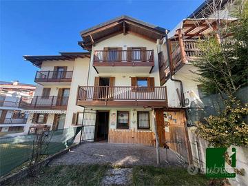 LUMINOSA VILLA A SCHIERA CON GIARDINO