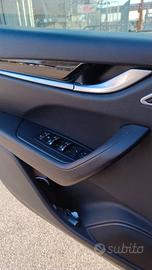 dispongo  di Maserati levante 