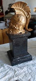 antico elmo bronzo dorato