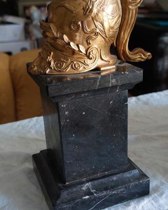 antico elmo bronzo dorato