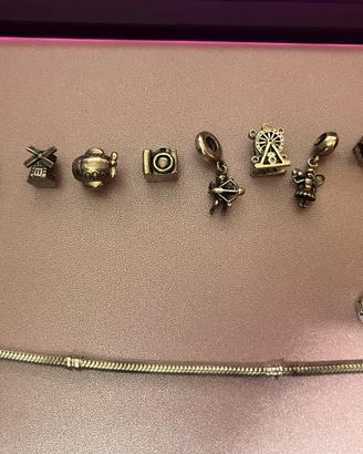 Pandora più charms