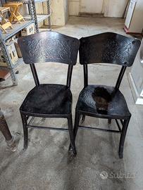 Coppia di sedie in legno intagliato