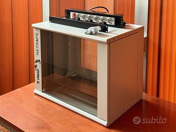 Armadio rack con ciabatta, scaffale e passacavi