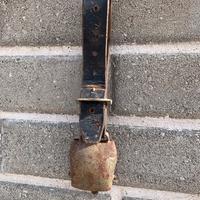 Campana antica completa di collare di cuoio