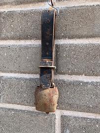 Campana antica completa di collare di cuoio