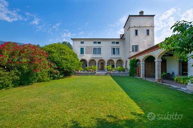 Villa di 1167 m² con più di 5 locali e box auto a 