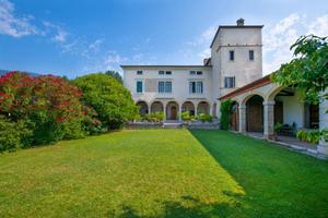 Villa di 1167 m² con più di 5 locali e box auto a 