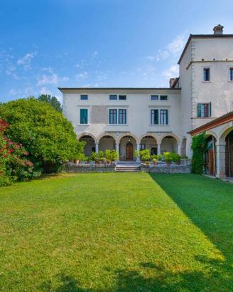 Villa di 1167 m² con più di 5 locali e box auto a 