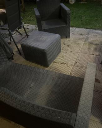 Tavolo e 6 sedie in legno  da giardino 