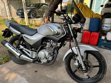Yamaha YBR 125 2015 - Solo 5000 km