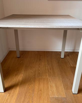 Tavolo da interno allugabile (4-6 persone).