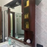 Specchio e mobile con lavabo
