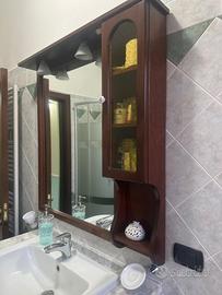 Specchio e mobile con lavabo