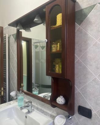 Specchio e mobile con lavabo