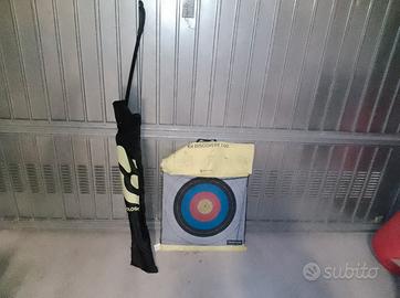 Arco con frecce e bersaglio