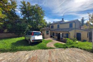 Villa di 154 m² con 4 locali e box auto a Pesaro