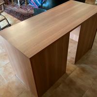 Scrivania in legno con porta pc