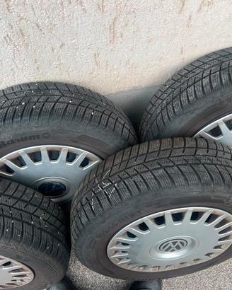 4 Gomme Invernali  195/65 R15 cerchi acciaio 