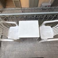 Sedie e tavolo da giardino