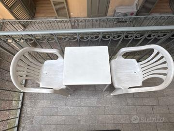 Sedie e tavolo da giardino